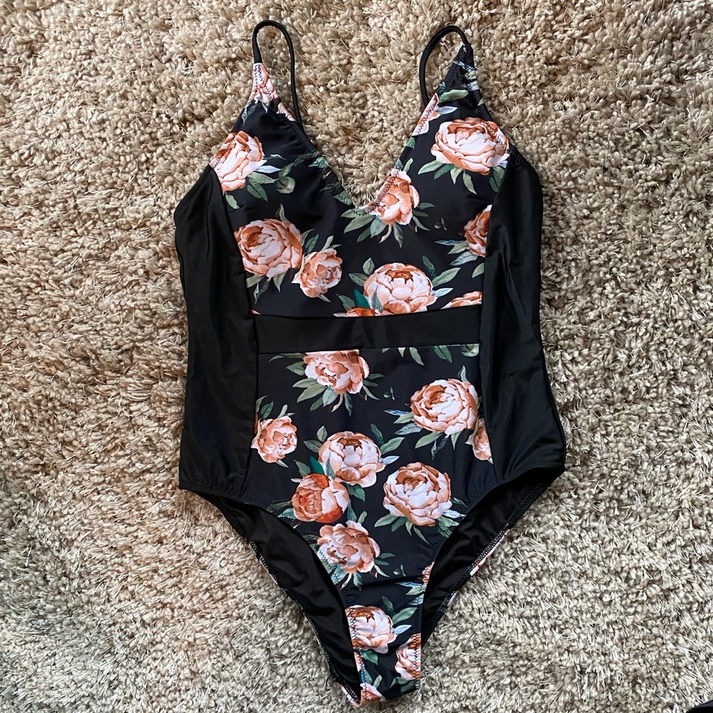 NWT Cupshe One Piece Swim Suit Size Large